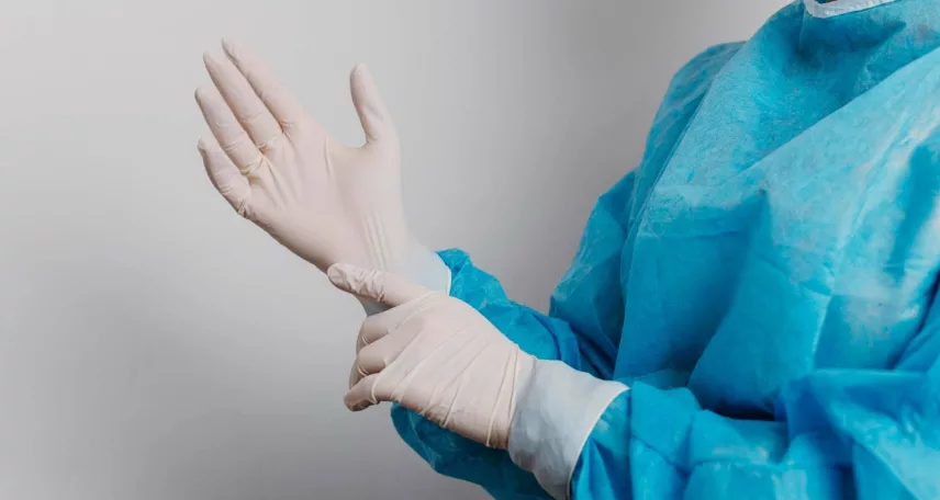 Persone e comportamento – Vestizione asettica, punte delle dita dei guanti e monitoraggio ambientale dell'operatore